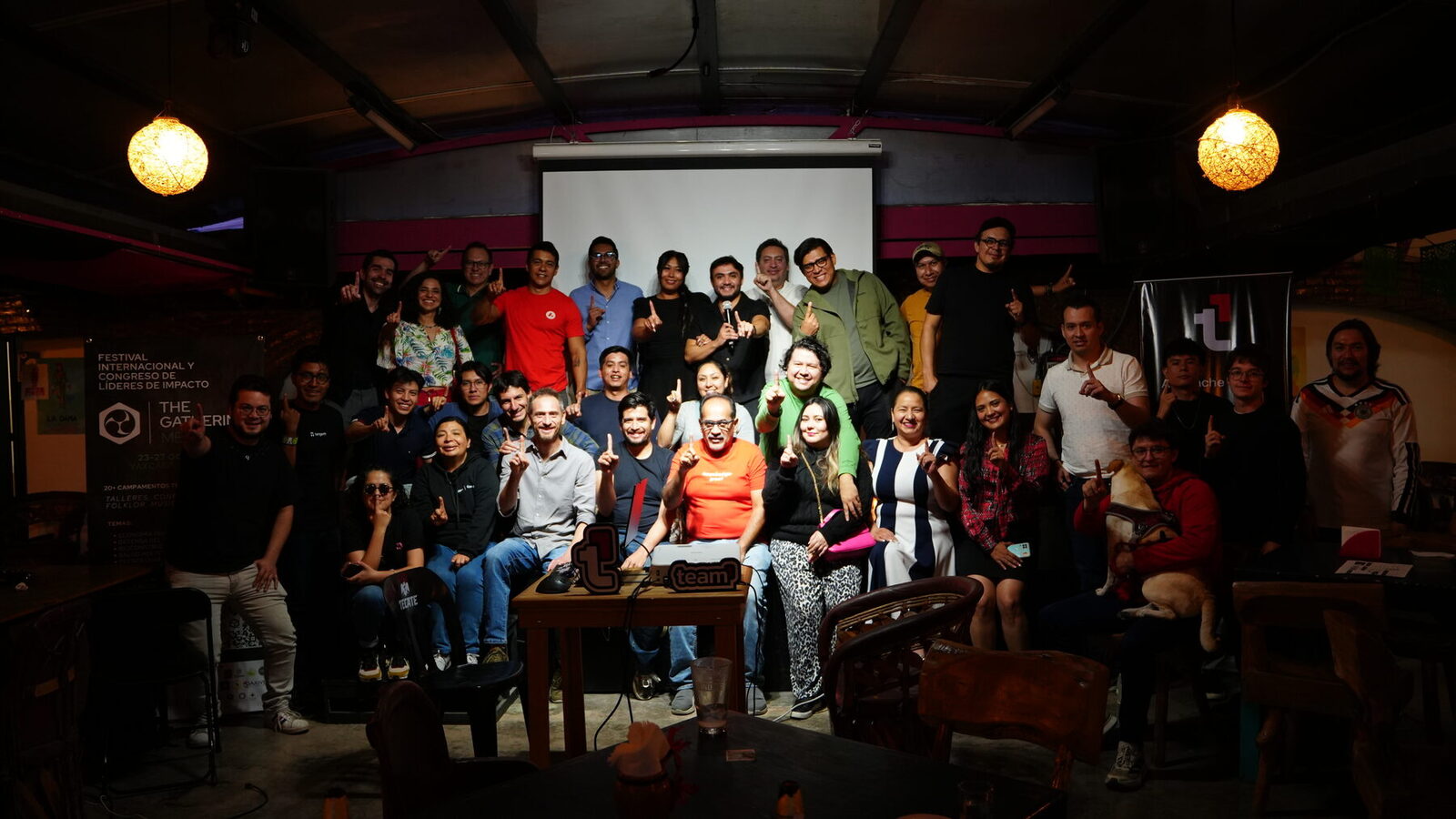 Asistentes de Tech & Chill de agosto con el banner de Avalanche Team1